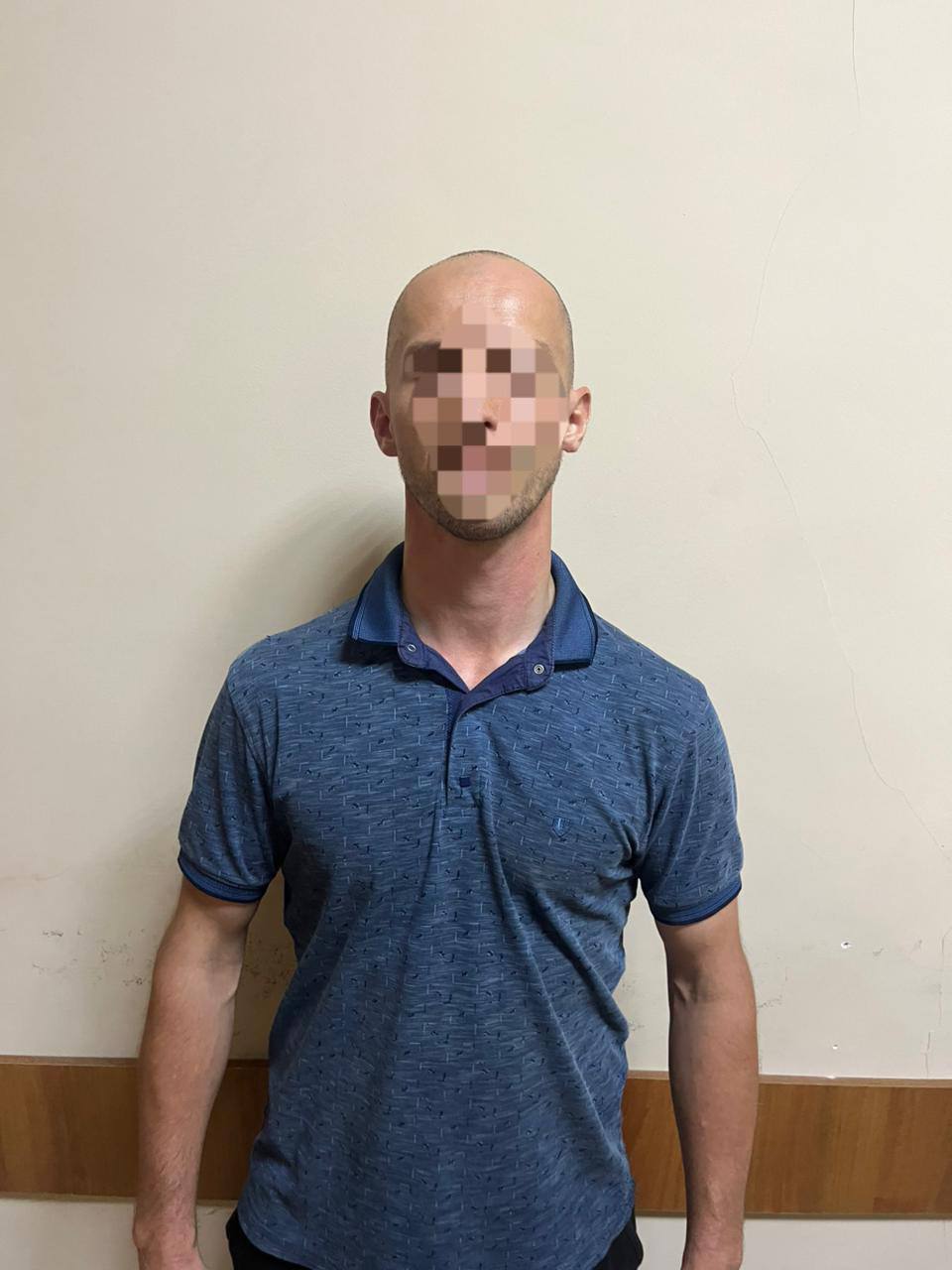 Пес Тумба выжил после нападения живодера во Владикавказе. Неадекват убивал собак в детском парке отдыха.   Его последняя жертва  Тумба  выжил после того, как изверг проломил ему череп. Но местные жители и волонтеры боятся, что дело замнут, ведь брат садиста занимает высокий пост в городской администрации.  Догхантер действовал по отлаженной схеме, рассказала нам волонтер, забравшая Тумбу в Москву на лечение. Он надевал на голову собаке полиэтиленовый мешок, наносил несколько ударов молотком, трупы подбрасывал к аттракционам. Известно, что некоторое время мужчина проработал в здешнем тире.   Тумбу обожали посетители: и дети, и взрослые. Он никогда не проявлял агрессии. А его любимым занятием было гоняться за солнечными зайчиками. Когда пес вырвался из рук мучителя, то спрятался под одним из аттракционов. Там его и нашли волонтеры. У животного диагностировали перелом с кровоизлиянием в глаза.   Из Осетии собаку перевезли в Москву. Сейчас Тумба находится в палате интенсивной терапии. Прогнозы осторожные, но в целом благоприятные.