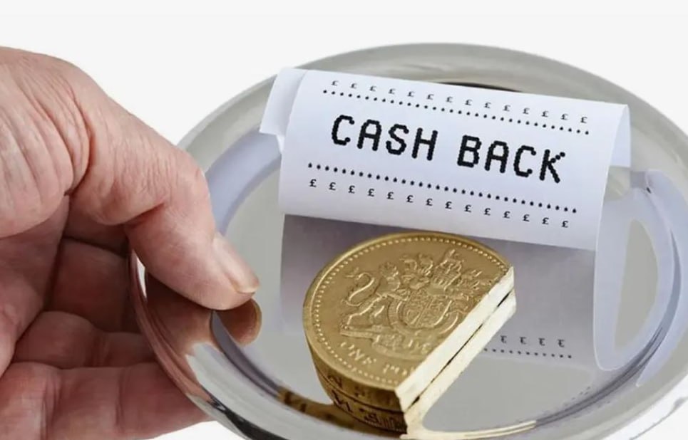 Банки в этом году могут выплатить кешбэка на сумму около 500 млрд рублей По данным Frank RG он составит 450 млрд рублей а по оценке ВТБ в диапазоне от 450 млрд до 500 млрд рублей Уровень выплат по программам лояльности становится заметным и в масштабах всей российской экономики в 2025 году он может составить до 0 25 совокупного прошлогоднего ВВП страны или более 13 прогнозируемой ЦБ по итогам этого года суммарной прибыли отечественного банковского сектора Сейчас на каждого клиента приходится более 14 программ лояльности 3 5 активной банковской карты и 2 5 банковской карты по которым регулярно начисляются кешбэк или бонусы Это приводит к тому что потребители начинают пользоваться предлагаемыми бонусами от многих банков стараясь максимизировать свои выгоды пояснили эксперты fatcat18