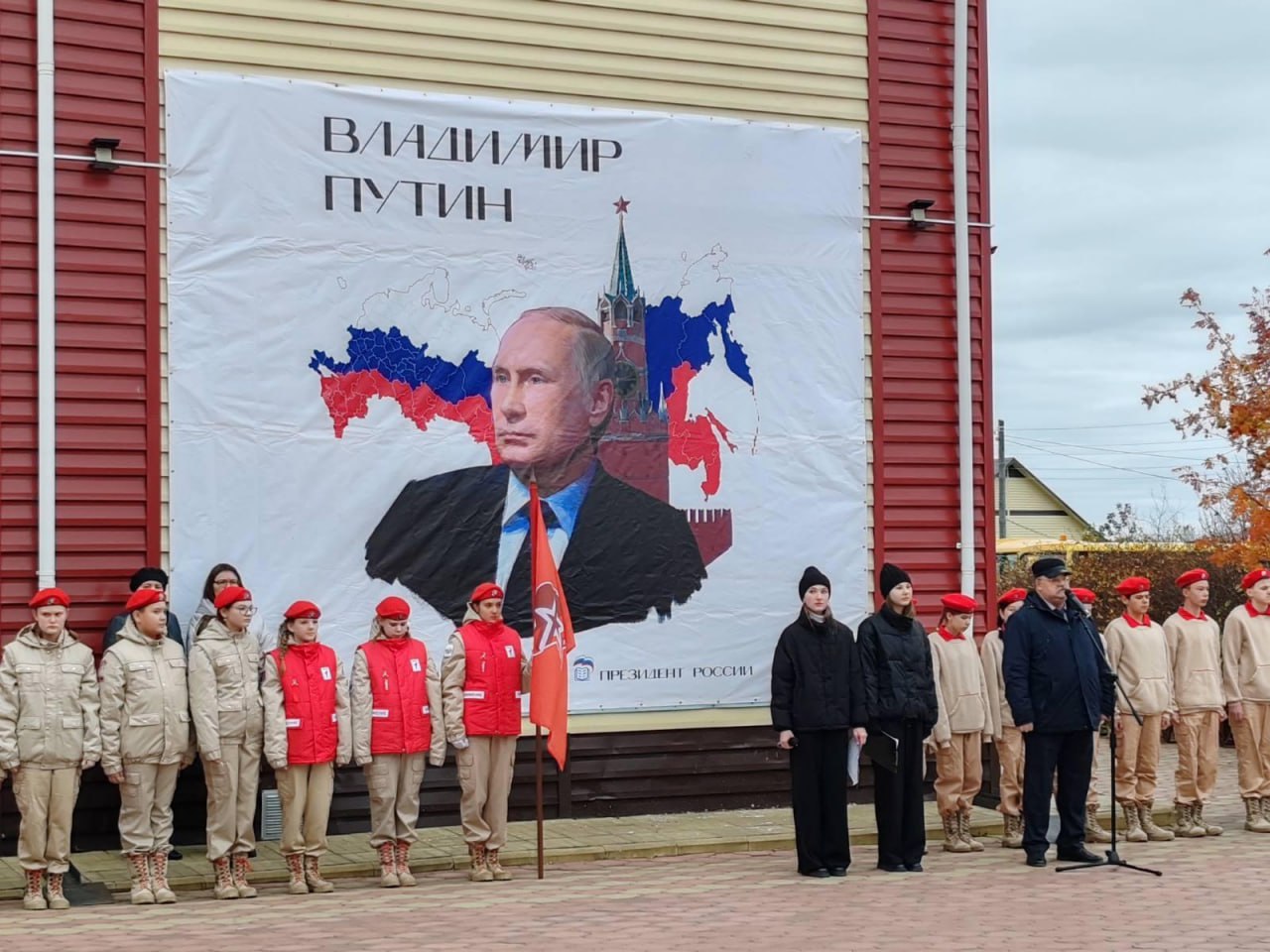 В Викуловской школе №2 торжественно открыли баннер с изображением президента России Владимира Путина.   Он когда-то был таким же школьником, как и участники мероприятия. Открыл торжественную линейку глава Викуловского района Андрей Лотов, который призвал юных викуловчан изучать историю и знать лица наших героев, — сообщили в местной администрации.