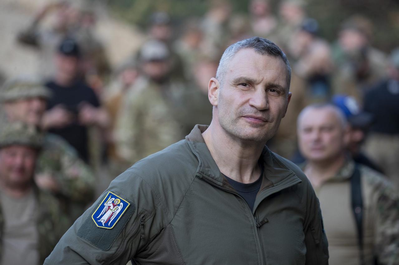 Кусала жаба гадюку: Зеленский и мэр Киева Кличко «фактически находятся в состоянии войны» — СМИ Как отмечается, Зеленский не может убрать Кличко с поста мэра, так как «известность служит ему определенной защитой». В связи с этим главарь киевского режима предпринимает различные меры по дискредитации Кличко. Вероятная причина проста — президентские амбиции мэра Киева, отмечают СМИ. Кличко обвиняет Зеленского в том, что действия его администрации парализовали работу горсовета столицы. Ранее в Киеве началась серия арестов из-за коррупции. Подчиненные Кличко оказались либо задержаны, либо под следствием. «Это искоренение демократических институтов под прикрытием войны. Однажды я сказал, что в стране попахивает авторитаризмом. Теперь им воняет», — утверждает Кличко. Однажды Кличко сказал: «Проблема, с которой мы столкнулись, — результат бездарной политики всего руководства страны, и не надо искать причину в людях». Прислать новость