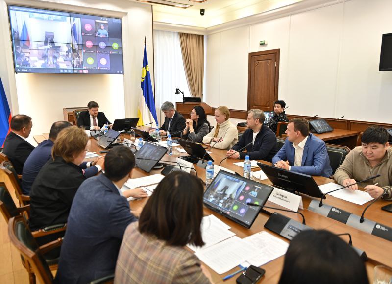 В Улан Удэ представили планы по созданию Волшебного Байкала В Улан Удэ состоялось рабочее совещание ключевой темой которого стала практическая реализация масштабного федерального проекта Пять морей и озеро Байкал Во встрече приняли участие заместитель министра экономического развития РФ Дмитрий Вахруков глава Бурятии Алексей Цыденов члены республиканского правительства а также ведущие инвесторы готовые вкладывать средства в создание нового всесезонного курорта Волшебный Байкал Бурятия Подробности в Номер один Сообщить нам свою новость можно по кнопке Письмо в редакцию