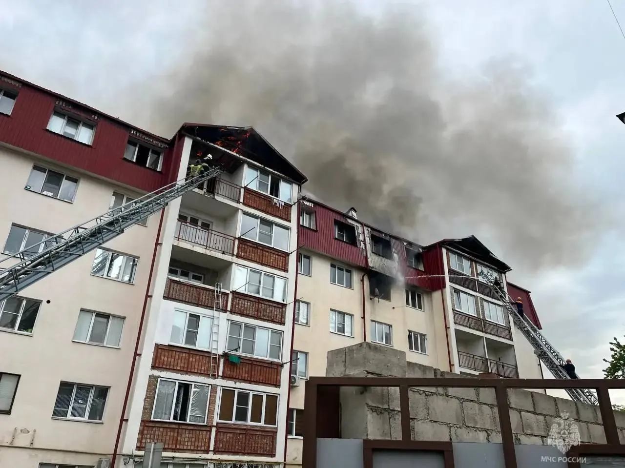 Двух детей и девушку спасли во время пожара в пятиэтажке Нальчика Их передали медикам погибших нет Пожар произошёл в квартире на 5 этаже дома по улице Калмыкова Загорелась также кровля здания сообщили в ГУ МЧС по Кабардино Балкарии
