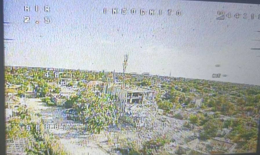 Кадры разрушенного в результате удара ВСУ многоэтажного дома в Алешках  ВСУ препятствуют работе оперативных служб на месте разрушения пятиэтажки в Алешках, атакуя их с дронов, сообщает пресс-секретарь губернатора Херсонской области