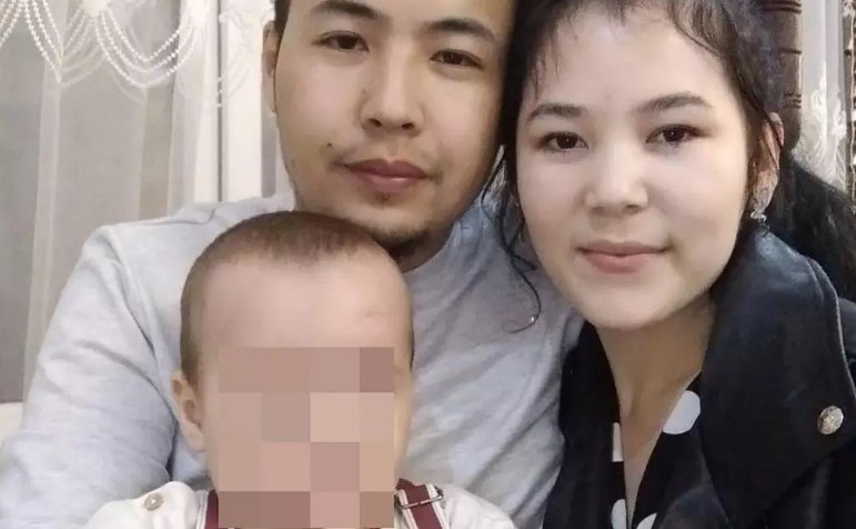 Помогите спасти сына блогерская пара собрала 200 млн на лечение ребенка и спустила их на казино и шопинг Семья из Астаны огорошила подписчиков страшной новостью их сыну с гистиоцитозом костей нужна дорогая операция в Турции Парочка призналась что не потянет такие расходы и попросила всех неравнодушных о помощи Отклик был огромным благодаря пожертвованиям им удалось собрать 1 5 млрд тенге около 200 млн рублей Впрочем Турции ребенок так и не увидел его родители потратили все на личные нужды Часть денег ушла на рекламу блога другая на долги третья на шопинг в бутиках а также на ставки и азартные игры Теперь блогерам грозит семь лет колонии за мошенничество и отмывание денег   Подпишитесь на Абзац TG VK Дзен MAX Rutube