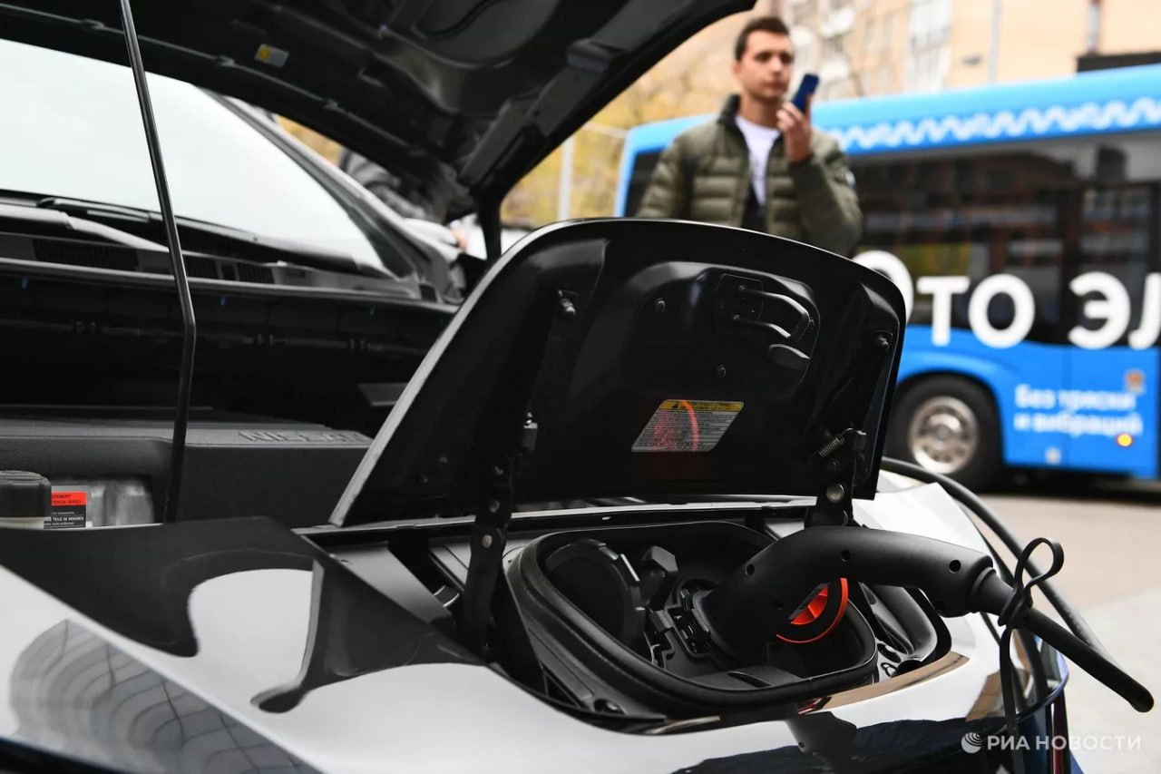 Россияне в августе купили рекордное в этом году число электрокаров с пробегом Всего приобретено 1408 авто первая строчка по продажам принадлежит Nissan Leaf 501 единица сообщает Автостат За восемь месяцев же россияне купили 8214 электромобилей с пробегом это на 13 больше по сравнению с аналогичным периодом прошлого года Подписаться на РИА Новости экономика Все наши каналы