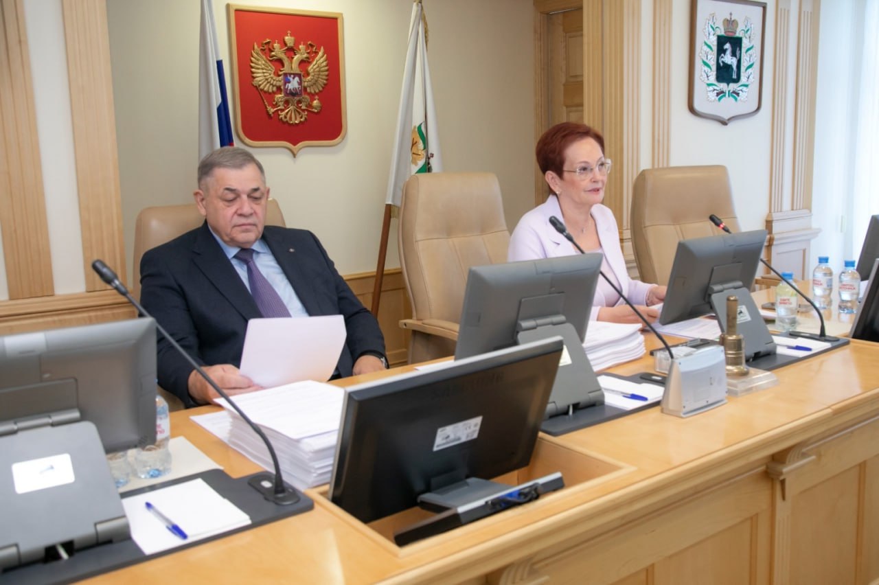 В Томской области закрепили соцподдержку для школьников поступающих в колледжи после 8 класса С 1 сентября в регионе стартует проект Профессиональное обучение школьников Ребята смогут совмещать программу 9 класса и обучение по рабочим профессиям в колледжах и техникумах Депутаты областной думы закрепили за ними все меры соцподдержки положенные школьникам бесплатное горячее питание и другие льготы для детей из малоимущих семей семей участников СВО и ребят с ОВЗ В первый набор войдут 250 подростков из 10 муниципалитетов Они смогут освоить востребованные профессии от электромонтера и повара до слесаря по ремонту сельхозтехники Я убеждена что проект который стартует в новом учебном году будет успешным Уже в следующем году многие ребята смогут выйти на рынок труда с востребованной рабочей профессией что особенно важно для сельских территорий Томской области отметила спикер областной думы Оксана Козловская Подробнее news tomsk ru