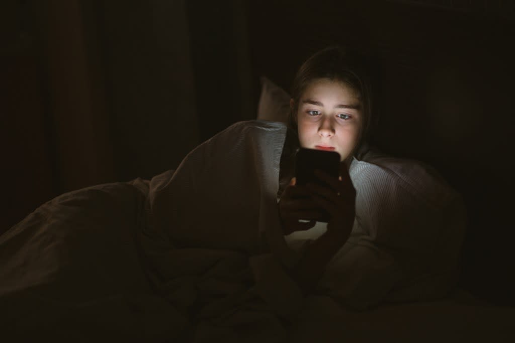 Соцсети разучили людей концентрироваться Просмотр коротких видеороликов связан с уменьшением способности концентрироваться внимание обнаружили ученые из университета Гриффита в Австралии Возраст пользователей соцсетей ни при чем такой контент вредит и зумерам и миллениалам и бумерам Просмотр динамичных видео приводит к привыканию а пользователи теряют чувствительность к более медленным задачам которые требуют сосредоточенности Постепенно мозг теряет способность фокусироваться на одном сложном деле Проведите этот вечер за книгой а не в соцсетях Подпишитесь на Абзац TG VK Дзен MAX Rutube