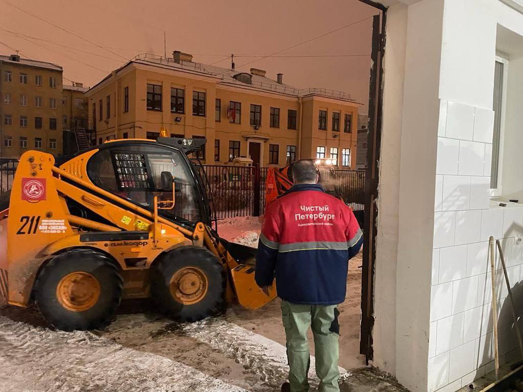 Фактическая зима начала догонять календарную, принося с собой в Санкт-Петербург «температурные качели» - резкий переход от положительных температур к отрицательным.   Чтобы противостоять их последствиям - обледенению, вице-губернатор Санкт-Петербурга Евгений Разумишкин поручил ГАТИ назначить задания в системе контроля уборки дворов. До 6 декабря включительно районные жилищные агентства должны ради повышения безопасности петербуржцев превентивно обработать проезды и проходы во дворах составами против образования льда. Особе внимание будет уделено территориям возле детских садов, школ, а также выходам из домов.   Также превентивно защитят тротуары от обледенения возле станций метро и на перехватывающих парковках.   Выборочную проверку проведенной работы  специалисты ГАТИ завершат к 7 декабря, когда синоптики предполагают полное вступление зимы в свои права.