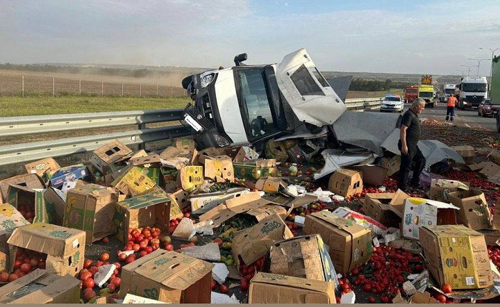 Под Новочеркасском из-за аварии трассу засыпали овощи  На трассе М4 «Дон» в Аксайском районе под Новочеркасском днём 9 сентября столкнулись тягач DAF  и «Газель». К счастью никто не пострадал, но дорога оказалась усеяна овощами. #новостиновочеркасска