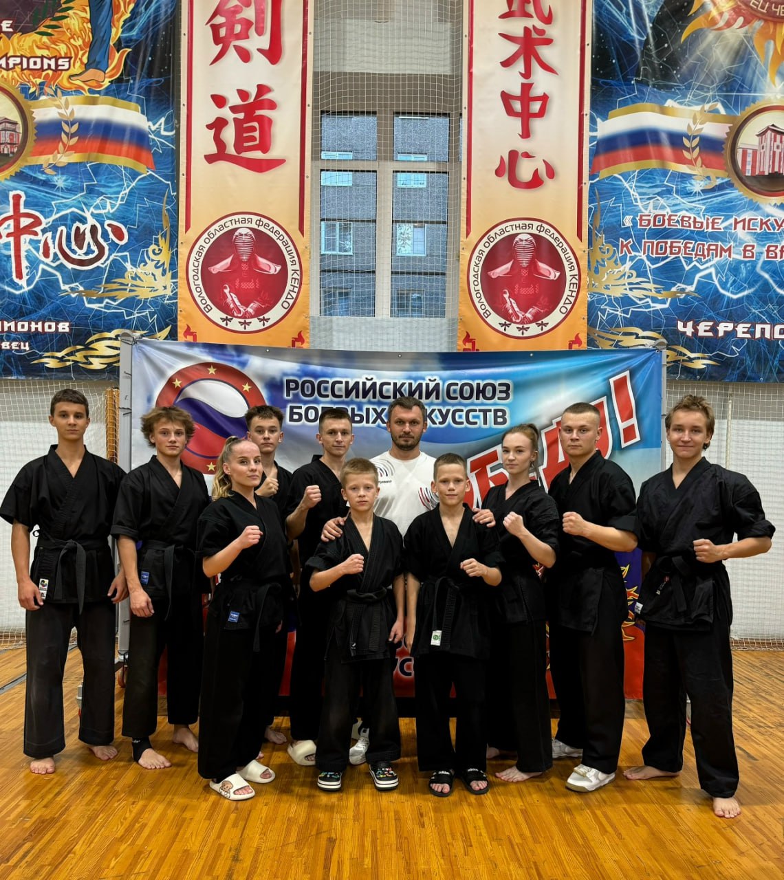 Вологодская область на Кубке мира WKF в Минске На ближайшем международном старте осени регион представят 7 спортсменов Мастер спорта России международного класса Егор Чижов мастера спорта Иван Архипов Софья Сарваева Ольга Кузнецова кандидат в мастера спорта Давид Саркисян и дебютанты международных соревнований Иван Силичев и Иван Лужинский Ребята рады вернуться на международную арену и как всегда заряжены исключительно на победу отметил старший тренер команды Роман Олегович Чижов Сопровождать спортсменов в Минск будет он же старший тренер сборной России старший тренер отделения кикбоксинга Череповецкого Центра боевых искусств чемпион мира МСМК Федерация кикбоксинга России Проголосуй за кикбоксинг