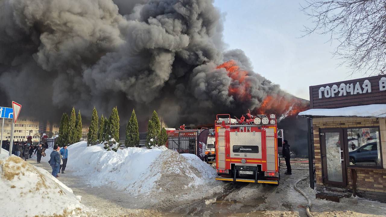 Здание автосервиса загорелось в микрорайоне Саввино в Балашихе Пожарные ликвидируют огонь произошло частичное обрушение на площади 700 квадратов Агентство Москва в Max