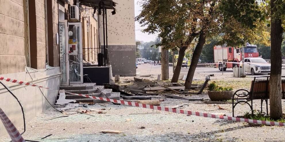 Оперативные действия сотрудников ДПС, первыми прибывших на место падения БПЛА в центре города, помогли сохранить жизни и здоровье граждан, пытавшихся пройти к месту происшествия. Экипаж незамедлительно перекрыл подход посторонних к обломкам аппарата. Однако сам экипаж не успел удалиться на безопасное расстояние, и при повторном взрыве один из сотрудников получил тяжелое ранение. Сейчас он прооперирован и находится в реанимации. Благодаря грамотным действиям сотрудников ДПС удалось избежать случайных жертв при повторной детонации. Никогда не подходите к упавшим беспилотным летательным аппаратам и их обломкам до приезда специалистов. Возможна повторная детонация!