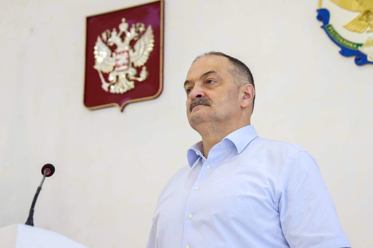 Сергей Меликов наградил лауреатов госпремий. Они присуждены врачам, научным работникам, педагогам, деятелям культуры и другим отличившимся дагестанцам. Всего госпремиями республики, премиями им. Расула Гамзатова и Сулеймана Стальского наградили 36 лауреатов. Они внесли вклад в изучение национальных языков, культуры, исследование особенностей региона и решение прикладных научных проблем. «Государственная премия Республики Дагестан — не просто знак отличия, это признание того, что ваши идеи, открывающие новые горизонты в литературе и публицистике, декоративно-прикладном искусстве, театре и кино, архитектуре и строительстве, а также в общественных и естественных науках и технике, уже изменили жизнь общества к лучшему», — отметил глава региона. Сергей Меликов поблагодарил лауреатов госпремий за добросовестное служение обществу и людям. Он отметил, что отбор был настоящим испытанием: множество достойных заявок, и каждая могла победить. «У каждой работы — своя уникальная миссия и своя аудитория, но всех объединяет стремление к сохранению культурного наследия и воспитанию лучших человеческих качеств. Каждая из представленных работ достойна внимания — за ними стоит огромный творческий и интеллектуальный труд», — сказал руководитель республики.