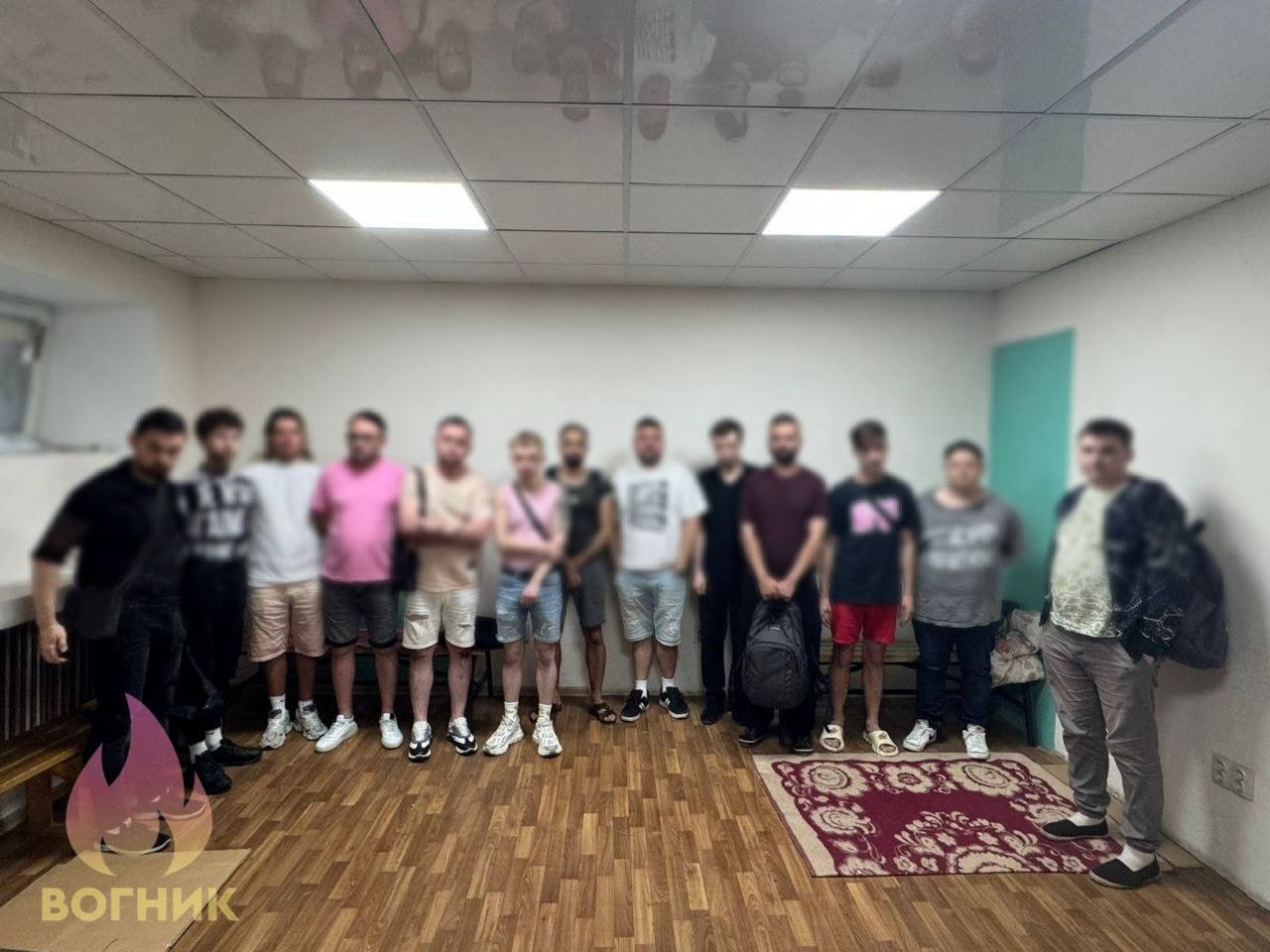Украинские гомосексуалисты  доставлены в ТЦК  Их задержали в киевском гей-клубе и передали в руки военкомов. Скоро они пополнят ряды ВСУ.    Движение ЛГБТ признано экстремистским и запрещено в России.