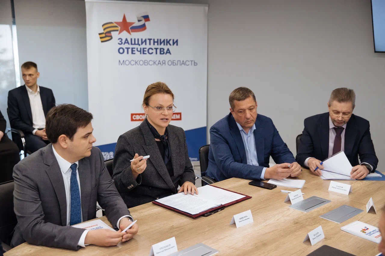 Статс-секретарь – заместитель Министра обороны РФ, председатель фонда «Защитники Отечества» Анна Цивилева, Министр цифрового развития, связи и массовых коммуникаций РФ Максут Шадаев и президент ПАО «Ростелеком» Михаил Осеевский обсудили внедрение Государственной информационной системы «Защитник Отечества» в рамках выездного совещания в филиале фонда в Подмосковье. Работа ГИС направлена на автоматизацию и совершенствование взаимодействия фонда с ветеранами СВО и их близкими. «Благодаря внедрению ГИС «Защитник Отечества» мы получили возможность вести уточненную статистику. Раньше обращения могли дублироваться: например, в фонд по одному и тому же вопросу обратился сначала герой, а потом его близкие. Тема будет одна, а обращений несколько. Новая система позволяет избежать задвоений и помогает вести правильную аналитику, точно понимать, сколько людей и с какими проблемами к нам обращаются», – подчеркнула Анна Цивилева. Государственная информационная система «Защитник Отечества» также помогает правильно распределять нагрузку на социальных координаторов, чтобы они могли больше времени уделять своей главной задаче – поддерживать защитников и их близких, охватывая самый широкий круг вопросов. А ветераны СВО, в свою очередь, могут обращаться к социальному координатору дистанционно, через смартфон или компьютер. «Для усовершенствования ГИС мы плодотворно работаем с Минцифры РФ и компанией «Ростелеком». Спасибо коллегам за вовлеченность, совместное решение вопросов развития фонда «Защитники Отечества». Наше сотрудничество напрямую влияет на улучшение всей системы поддержки ветеранов спецоперации и их родных. Это приоритетная задача», – заявила Анна Цивилева.