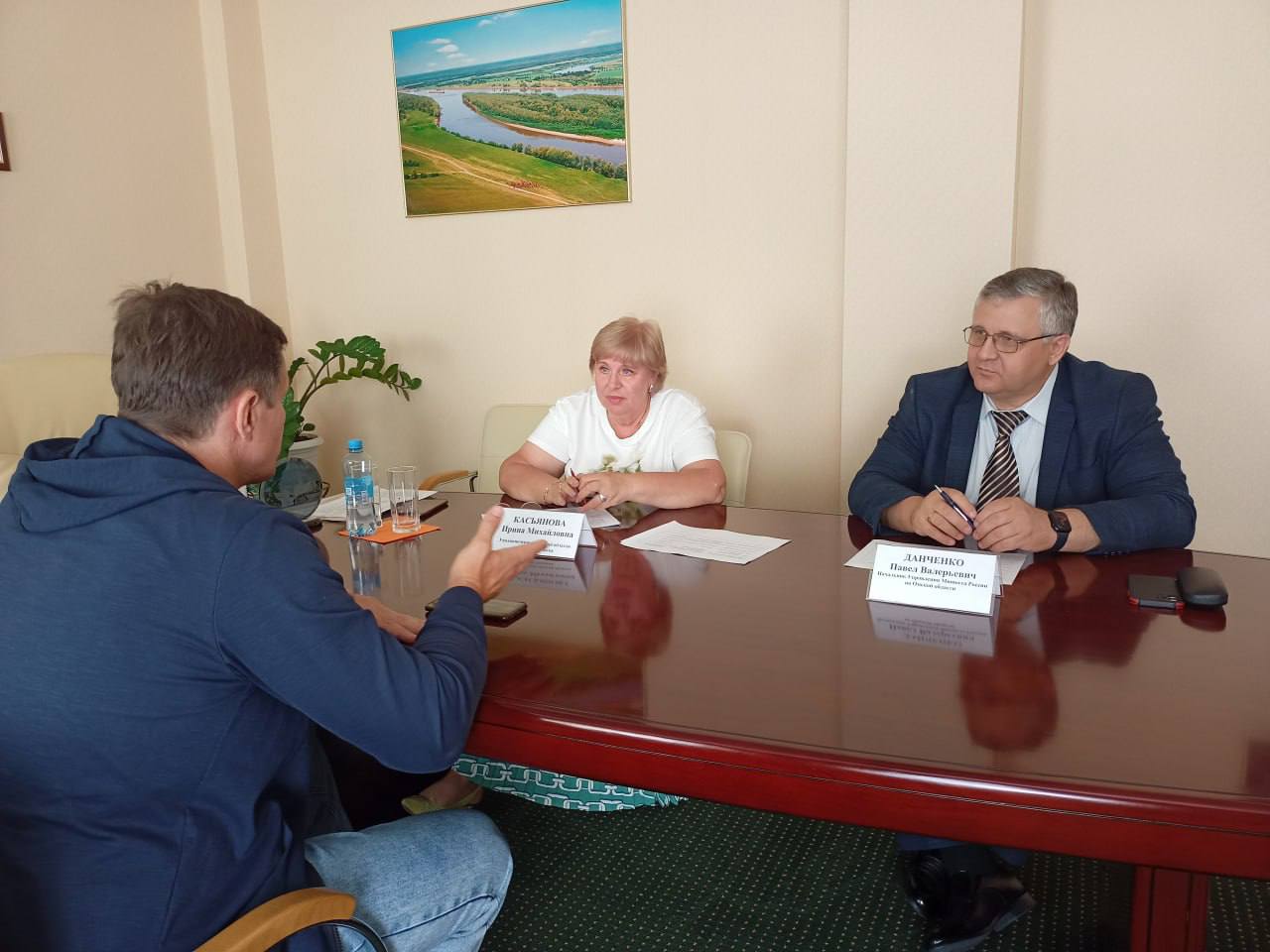 В Омске пройдет прием граждан по вопросам защиты интересов семьи В День семьи, любви и верности, 8 июля, Уполномоченный Омской области по правам человека Ирина Касьянова и начальник Управления Минюста России по Омской области Павел Данченко проведут личный прием граждан. Прием будет осуществляться с 10 до 13 часов. Для участия необходимо предварительно записаться по телефону +7 3812 21-31-77. • Омичи смогут получить консультации по вопросам, связанным с интересами молодой семьи, правами детей, опекой, попечительством и родительскими отношениями. • Кроме того, гости смогут задать любые правовые вопросы и получить помощь в восстановлении нарушенных прав. : Аппарат Уполномоченного Омской области по правам человека Подписаться Написать в редакцию