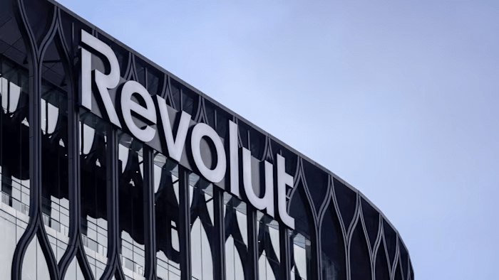 Финтех сервис Revolut отказался от планов купить банк в США вместо этого он попробует получить собственную лицензию Компания рассчитывает что смягчение регулирования при Трампе позволит ускорить процесс Ещё одна причина отказа от покупки банка необходимость содержать существующие или открывать новые физические отделения vc ru money 2702832