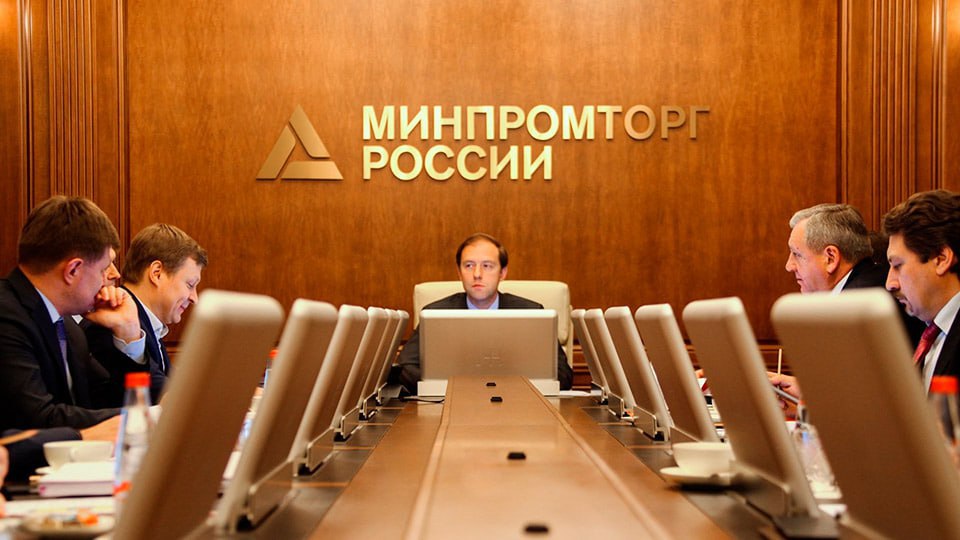 Минпромторг РФ существенно сократил перечень товаров для параллельного импорта в части косметики, оставив только бренды лечебных средств. «Доступность косметики будет обеспечена производителями из РФ, брендами из дружественных стран и поставками от официальных дистрибьюторов», — сообщает ведомство.
