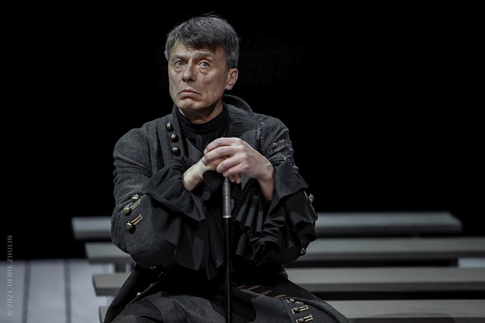 Народный артист Анатолий Лобоцкий умер на 67 м году жизни Причиной смерти стала продолжительная болезнь пишет ТАСС со ссылкой на источники Актер невероятной глубины и обаяния обладавший яркими внешними данными харизмой темпераментом чувством юмора на протяжении десятилетий Анатолий Лобоцкий был одной из ключевых фигур в труппе Маяковки каждая его роль становилась событием Он не играл он проживал судьбы своих героев до мельчайших деталей прорабатывая их психологический портрет пишут в соцсетях Театра им Маяковского где актер служил с 1985 года Фото из спектакля Школа жен сайт Театра им Маяковского Подписаться на Театрал Поддержать донатом