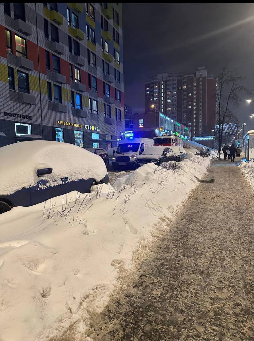 В ЖК на Ярцевской 24к1 произошла ужасная ситуация грузовой лифт с людьми внутри обрушился Это случилось в первом подъезде и одна из пассажирок почувствовала себя плохо На место ЧП срочно прибыли сотрудники МЧС полиция скорая помощь и реанимация Жители дома сообщают что лифт несколько дней находился в неисправном состоянии и был открыт Днём его запустили и вот вечером он неожиданно рухнул Ситуация вызывает тревогу управляющая компания ПИК Комфорт похоже совершенно не обеспокоена происшествием а лифтовая служба даже не отреагировала на вызов МЧС Застройщик ЖК к слову ПИК Недвижа в МАХ