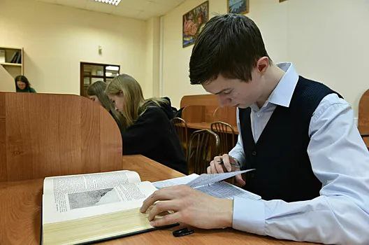 Студенты-сироты смогут получать бесплатную юридическую помощь   Соответствующий закон приняли депутаты Госдумы.    В документе идет речь о бесплатной юридической помощи студентам, обучающимся очно, в возрасте от 18 до 23 лет, потерявших либо обоих родителей, либо единственного родителя.  Они смогут получить поддержку в реализации и защите своих наследственных прав, а также права на образование.