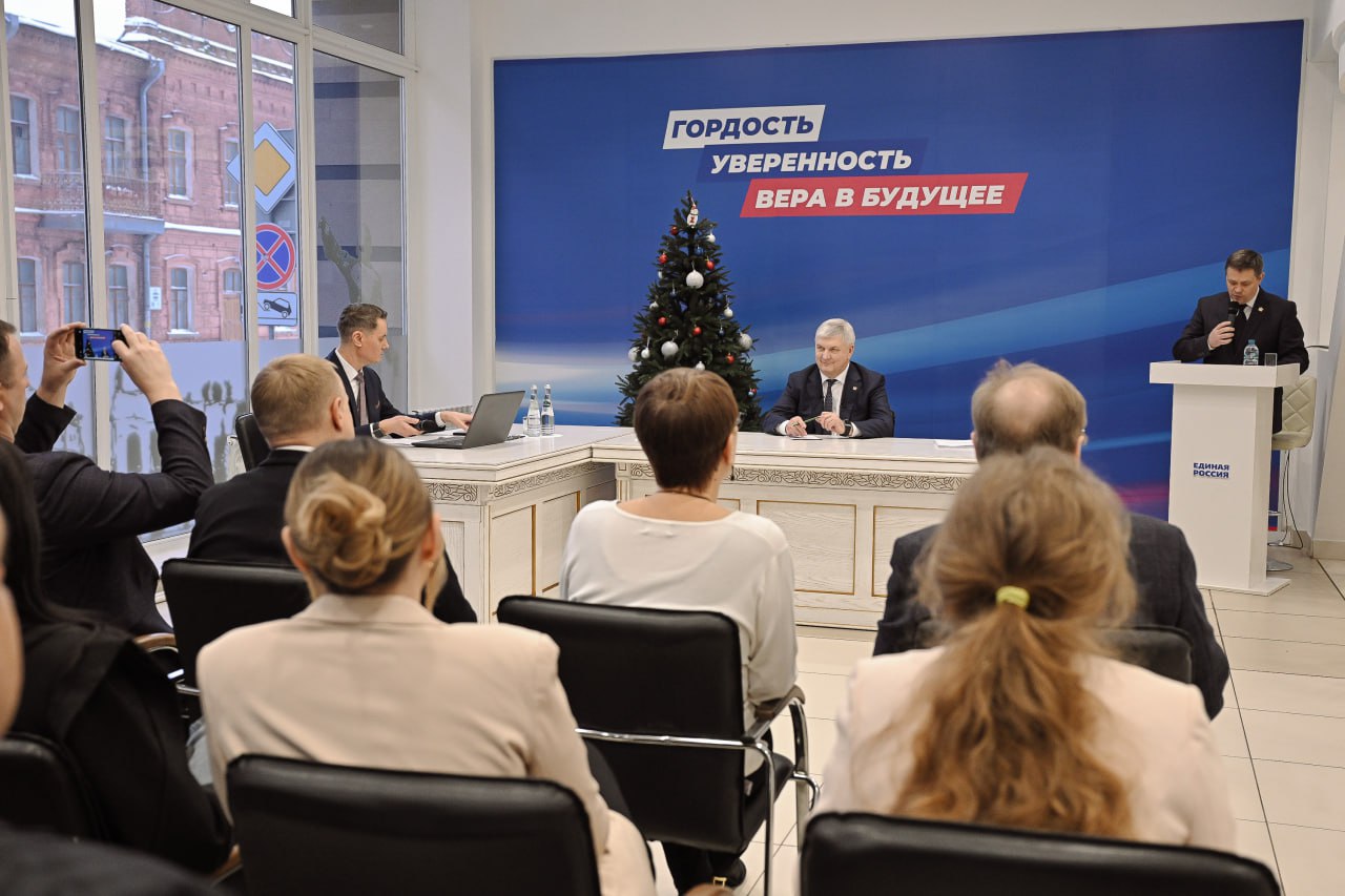 Губернатор Перечень мер поддержки участников СВО будет расширяться В ходе прямой линии а также общения с редакторами ведущих региональных СМИ губернатор Александр Гусев рассказал о проекте метробуса в Воронеже Глава региона заявил что проект начнут реализовывать в 2026 году техническое задание должно быть готово к концу января Кроме того глава региона отметил что рост строительства социальных объектов в регионе на 2026 2028 годы составит 4 5 Он также подчеркнул что перечень мер поддержки участников СВО будет расширяться акцент сделают на реабилитацию бойцов Губернатор также рассказал что за 10 месяцев 2025 года средний уровень рентабельности по всем предприятиям Воронежской области 15 Это очень хороший процент отметил губернатор Еще Александр Гусев напомнил что в 2025 году всем бюджетникам в Воронежской области повысили зарплату на 15 Правительство Воронежской области Подписаться на канал в МАХ