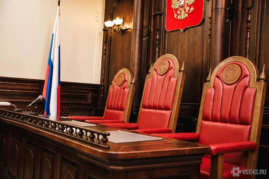 В Кузбассе девочку полгода пытали и насиловали Осинниковский городской суд вынес приговор 36 летнему местному жителю Он признан виновным в насильственных действиях сексуального характера и истязании малолетней падчерицы По версии следствия мужчина на протяжении полугода систематически издевался над ребёнком Бил ремнём и проводом ставил коленями на рассыпанную гречку наносил удары руками и ногами Кроме того пользуясь возрастной незрелостью потерпевшей мужчина неоднократно совершал в отношении нее действия сексуального характера сообщает объединённый пресс центр судов Кемеровской области Суд признал мужчину виновным по шести эпизодам и приговорил к 20 годам лишения свободы в колонии строгого режима После отбытия срока его свобода будет ограничена ещё на два года В пользу девочки суд взыскал компенсацию морального вреда 300 тысяч рублей Приговор пока не вступил в законную силу и может быть обжалован Подписаться на нас в MAX     Подписаться на VSE42 Ru