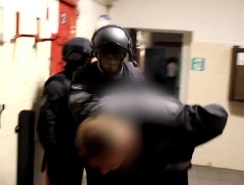 Заключенного калужской колонии обвиняют в демонстрации нацистской символики   УФСБ России по Калужской области установило, что в исправительной колонии Дзержинского района один из заключенных демонстрировал другим татуировку с изображения немецкого креста  свастики . Возбуждено уголовное дело о публичной демонстрации нацистской символики. Расследование продолжается.