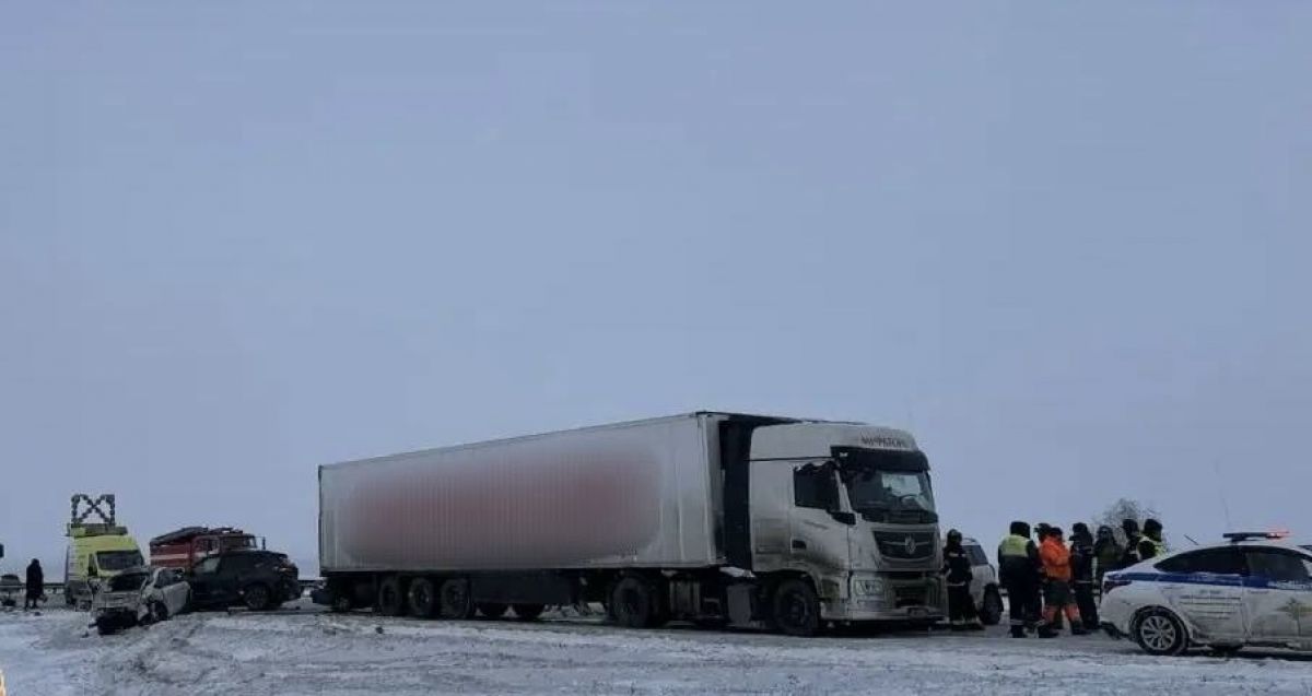 Массовая авария в Липецкой области затруднила движение на трассе М 4 Дон   newslipetsk ru fn 1780149 html В Елецком районе на 381 км автомобильной дороги М 4 Дон произошло массовое ДТП с участием более 10 автомобилей Движение на трассе затруднено сообщили в Госавтоинспекции региона   Прислать новость Подписаться