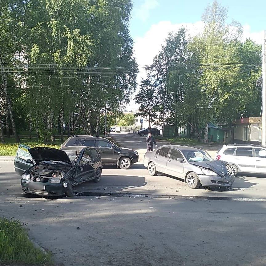 За минувшие сутки на дорогах Томской области в ДТП травмированы два участника дорожного движения, один человек погиб. Город Томск 29 мая около 8 часов 35 минут на улице Смирнова, 32 «а», произошло столкновение двух транспортных средств. По предварительной информации, 62-летний водитель, управляя автомобилем «Фольксваген Поло», выезжая с прилегающей территории, не предоставил преимущества в движении, автомобилю «Мицубиси Лансер», под управлением 36-летнего мужчины-водителя, который двигался по главной дороге. В результате происшествия водитель и 45-летний пассажир автомобиля «Фольксваген Поло» с травмами доставлены в медицинское учреждение. Требуется помощь очевидцев Колпашевский район 29 мая около 21 часа 20 минут в селе Старокороткино на улице Центральной, 64, 59-летний водитель автомобиля «Тойота Калдина», не справился с управлением, допустил съезд транспортного средства с проезжей части с последующим наездом на опору линии электропередач. 60-летняя женщина, находившаяся на заднем сидении автомобиля, от полученных травм погибла на месте происшествия. Установлено, что мужчина управлял транспортным средством в состоянии опьянения. Обстоятельства происшествия устанавливаюся.