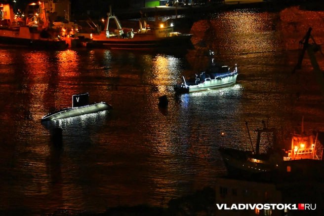 Традиционный парад кораблей на День Военно-морского флота, а также салют в честь праздника отменили по всей стране, сообщается в Telegram-канале Ансамбль песни и пляски Тихоокеанского флота. Праздничная программа будет, так же как и торжественное возложение венков, концертные выступления лучших творческих коллективов Тихоокеанского флота и другие мероприятия. Полной программы пока нет, но известно, что концерт начнётся 27 июля в 15:00 и продлится до 22:00. Всё пройдет на набережной Спортивной гавани Владивостока, сцена амфитеатра. Подписаться