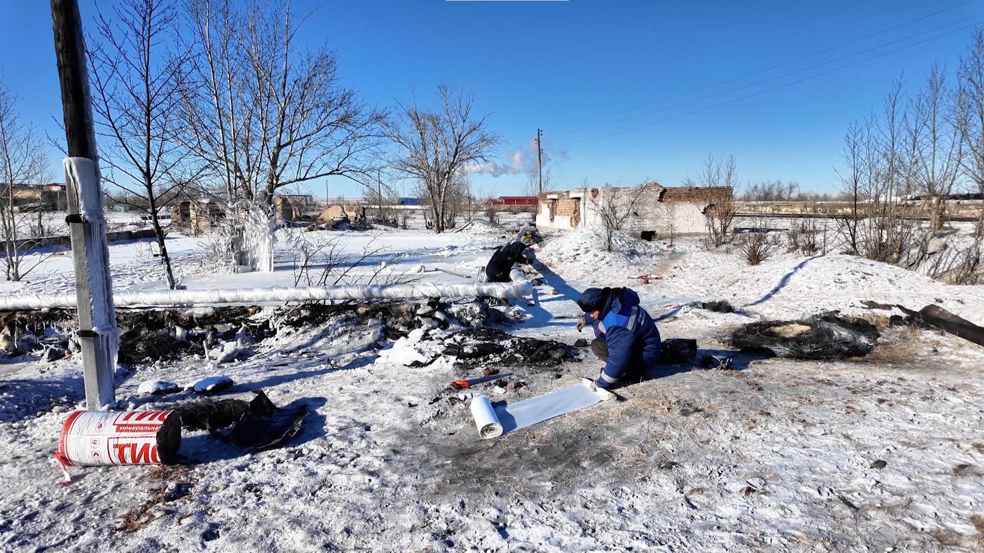 В селе Даурия произошел прорыв водовода Как решается проблема Морозы продолжают проверять на прочность систему ЖКХ Именно в такие холода во весь голос заявляют о себе проблемы корни которых еще в советском прошлом На борьбу с коммунальными сбоями встают не только специалисты но неравнодушные граждане Как это бывает на примере приграничной Даурии расскажет Владимир Ляшенко