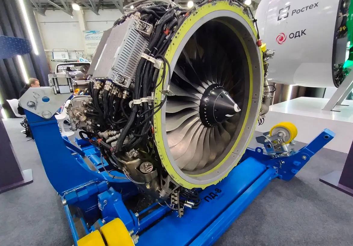 Продолжаются испытания авиационного двигателя ПД 8 На испытательном стенде в Рыбинске было проведено тестирование работы двигателя при обрыве лопатки вентилятора Оторванная лопатка не должна пробить корпус двигателя В ином случае под угрозой окажется целостность фюзеляжа самолета Испытания были проведены успешно Подтверждено удержание фрагментов лопатки это один из основных пунктов сертификационного базиса Успешные испытания приближают получение ОДК сертификата типа на новый двигатель заявил заместитель генерального конструктора по испытаниям ОДК Сатурн Алексей Веретенников На стенде дополнительно была установлена система отбора проб воздуха данные с которой подтвердили что выбросы паров масла в систему кондиционирования самолета не превышают допустимые пределы ℹ  Процесс сертификации авиационных двигателей подробно рассмотрен в публикации на Дзен В статье представлен краткий экскурс по сертификации авиационных двигателей Текст составлен на основе анализа ключевых документов по этому вопросу ИКАО Приложение 8 ИКАО DOC 9760 Воздушный кодекс РФ Приказ Минтранса РФ 184 спецификаций EASA и FAA Также рассмотрены материалы МАК Авиарегистра и Методические рекомендации Статья не является руководством к действию некоторые аспекты намеренно пропущены Читайте полные версии документов Статья направлена на общее понимание процессов и будет особенно полезна студентам и курсантам авиационных учебных заведений   Про мокрые пробежки SJ 100   Про испытания реверса ПД 8   ПД 8 в условиях ливневых осадков   Inside Avia