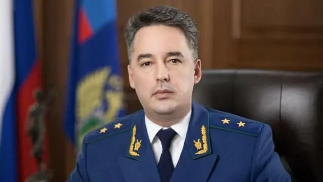 В ближайшие дни с должности снимут прокурора Приморского края Сергея Столярова сообщают источники Ведомостей  По словам собеседника в край приехала комиссия из Генпрокуратуры По итогам оценки комиссии из центрального аппарата ведомства Столярова предупредили об организационных просчетах и ослаблении контроля в регионе Аналогичные выводы комиссии были сделаны и в отношении заместителя Столярова Андрея Трегубова  Сейчас приморскому прокурору подбирают замену сообщил собеседник Ведомостей Генпрокуратура Max Telegram Рассылка Приложение для iOS Android
