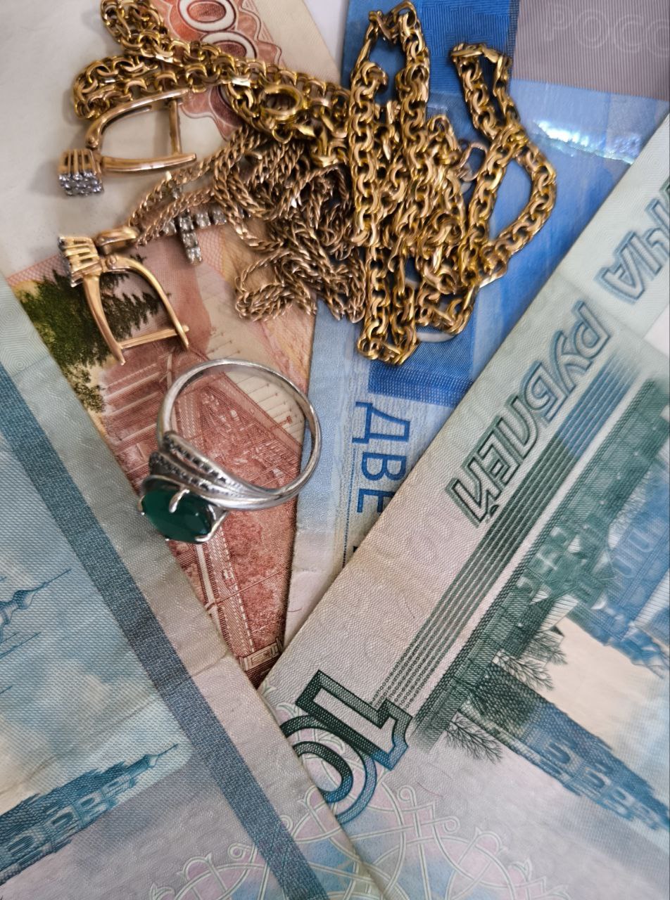 Бывший начальник уголовного розыска и еще трое членов организованной группы обвиняются в cовершении краж С 2020 по 2022 год на территории Предгорного округа действовала организованная группа под руководством начальника отдела уголовного розыска ОМВД России «Предгорный», который сформировал её с целью хищения ювелирных украшений, денежных средств и другого имущества граждан. В состав группы входили еще трое мужчин, один из которых был близким другом лидера преступной группы. Согласно заранее распределенным ролям сотрудник полиции координировал деятельность ее членов, находил потенциальные объекты преступных посягательств и информировал сообщников об отсутствии жильцов дома. К каждому преступлению сообщники поэтапно готовились: использовали сим-карты, оформленные на третьих лиц, передвигались на автомобилях без регистрационных знаков, использовали подручные орудия взлома и перчатки, чтобы не оставлять следов пальцев рук. Также злоумышленники тщательно планировали пути отступления. После каждой кражи лидер организованной группы распределял похищенное имущество между остальными ее членами. В результате преступных действий фигурантов гражданам причинен ущерб на сумму более 15 миллионов рублей. Участники организованной группы, в состав которой входил начальник отдела уголовного розыска ОМВД России «Предгорный» и трое его сообщников обвиняются в совершении преступлений, предусмотренных ч. 4 ст. 158 УК РФ кража, совершенная с незаконным проникновением в жилище, организованной группой, в крупном особо крупном размере . По ходатайству следователя СК России им избрана мера пресечения в виде заключения под стражу. В целях возмещения ущерба на имущество и расчетные счета обвиняемых наложен арест. В настоящее время следствием собрана достаточная доказательственная база, подтверждающая виновность членов организованной группы в совершении преступлений. Уголовное дело с утвержденным обвинительным заключением направлено в суд для рассмотрения по существу. Источник: Следком26