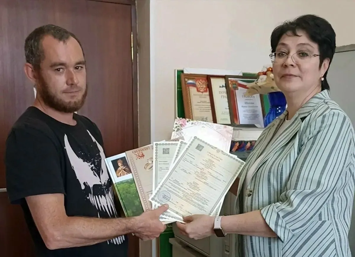 Первые в 2026 году тройняшки родились в Калужской области kaluganews ru fn 1869459 html Это уже пятый и шестой дети в семье Еременко а также первый сын Губернатор Калужской области Владислав Шапша вручил семье альбом Летопись семьи Прислать новость Подписаться Читайте нас в MAX