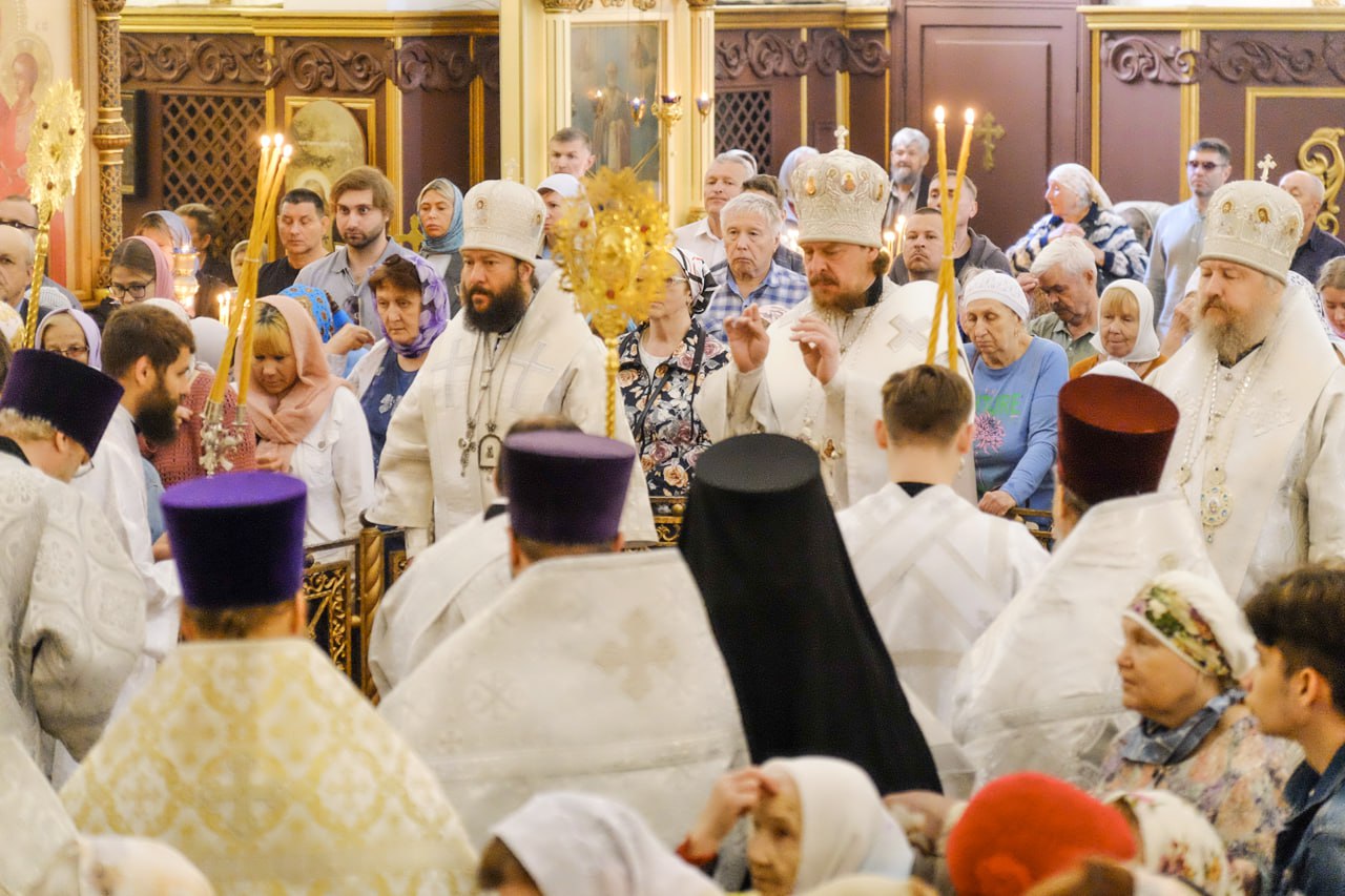 Архиереи Челябинской митрополии совершили Литургию в главном храме Магнитогорска 29 мая, в праздник Вознесения Господня, митрополит Челябинский и Миасский Алексий, епископ Магнитогорский и Верхнеуральский Зосима, епископ Троицкий и Южноуральский Павел совершили Божественную литургию в кафедральном соборе Вознесения Господня Магнитогорска. Церковь сегодня вспоминает, как Господь Иисус Христос благословил учеников на горе Елеон и вознесся на небо. Апостолы возвратились в Иерусалим с великой радостью, поскольку Спаситель обещал прислать им Духа Утешителя. После крестного хода митрополит Алексий поздравил прихожан с престольным праздником и подчеркнул, что вера в Бога, доверие Ему – основа нашего спасения. «Иисус Христос вознесся на небеса человеческой плотью и показал тем самым, что творение Божие, Слава Божия – истинно, непреложно и справедливо. Господь нас не покинул, он вознес нас к еще больше славе, надежде и упованию, чтобы мы имели возможность для вечного спасения», – отметил архипастырь.