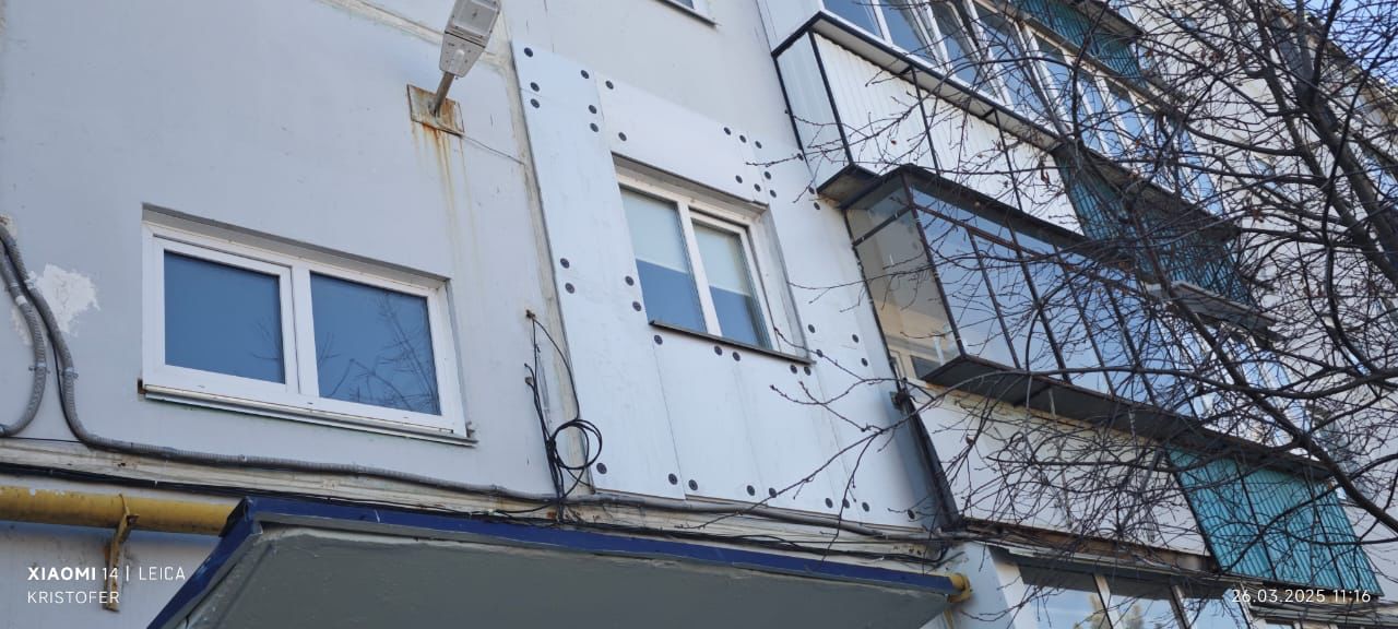 По поручению прокурора области восстановлены права жительницы многоквартирного дома в пос. Зауральский Еманжелинского района Прокуратура провела проверку по итогам личного приема граждан прокурора области Игоря Донгаузера в приемной Президента Российской Федерации в Челябинской области. Жительница пос. Зауральский Еманжелинского района обратилась по вопросу бездействия управляющей компании. Установлено, что в отдельных жилых помещениях многоквартирного дома № 6 в первом квартале п. Зауральский в результате промерзания стен образовывались следы сырости и отслоения обоев. По результатам проверки директору управляющей организации ООО «Жилищная компания» прокурором города внесено представление об устранении нарушений жилищного законодательства и обеспечении надлежащего содержания общего имущества в многоквартирном доме. В результате принятых прокуратурой мер на фасаде жилого дома проведены ремонтные работы, что позволило исключить промерзание стен дома. Жилищные права заявителя восстановлены.