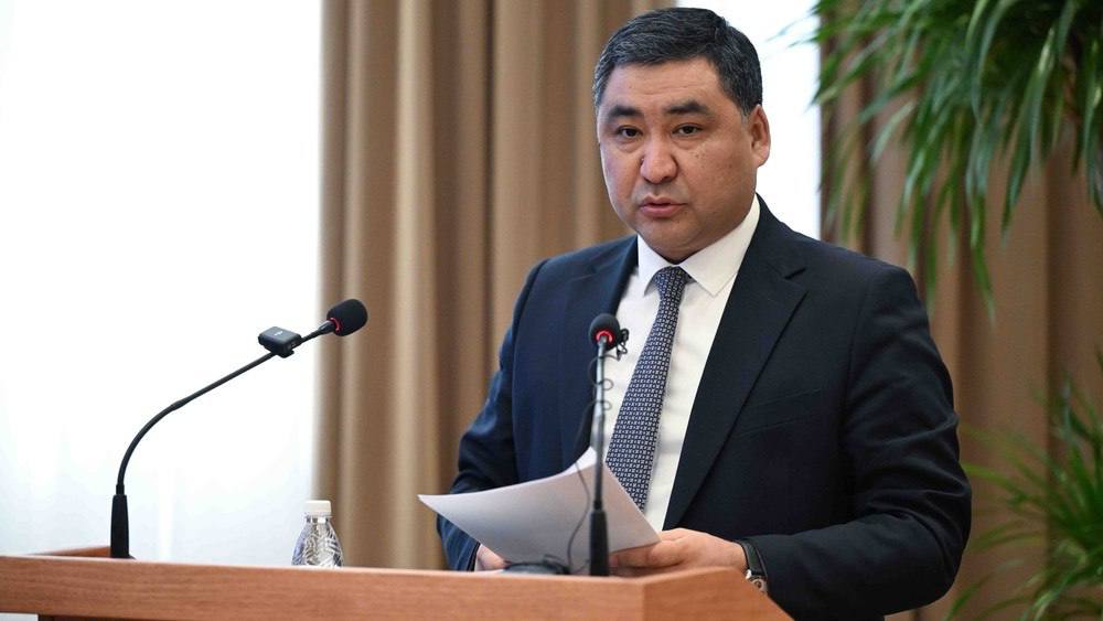 Кабмин Кафе не имели права включать 15 процентов за обслуживание в счет Кафе и рестораны раньше не имели права включать 15 процентов за обслуживание в счет заявил на заседании ЖК первый зампред кабмина Данияр Амангельдиев По его словам согласно закону вознаграждение за обслуживание должно быть добровольным А кафе включили 15 процентов в счет что незаконно Сейчас кабмин согласно своим полномочиям привел все в соответствие Есть соответствующая калькуляция мы эти мероприятия со сферой услуг проводим Эта сфера показывала в последнее время высокий рост цен 15 процентов были отменены для защиты прав потребителей рассказал первый замглавы кабмина в парламенте Он добавил что ситуация с повышением цен в точках общепита на контроле Антимонопольной службы Однако нардеп Дастан Бекешев раскритиковал данное постановление кабмина отметив что он натворил дел и влез своей политикой туда куда не надо было Теперь кафе и рестораны трясет страдает простой народ Может стоит подумать над тем что отменить данное постановление Вы лучше бы отрегулировали цены на основные продукты питания такие как мясо масло и другие добавил он 24KG Новости Кыргызстана