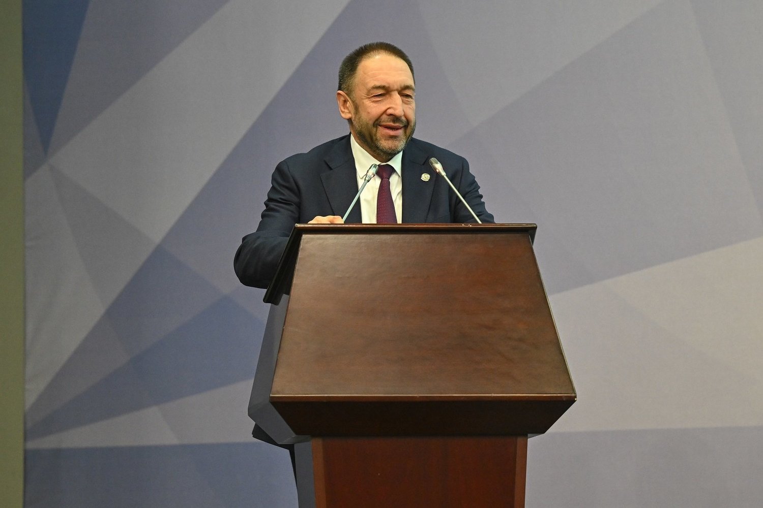 Премьер министр Татарстана Песошин поздравил ученых с Днем российской науки Благодаря их труду республика удерживает лидирующие позиции по целому ряду научных направлений rv shorts