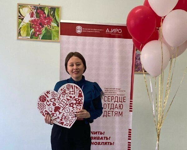 С 1 января 2026 года исполняющей обязанности директора Амурского областного краеведческого музея назначена Елена Халиманова Елене Халимановой 31 год она родом из Свободного окончила историко филологический факультет БГПУ До назначения Елена Сергеевна была заведующей Албазинским острогом это музейно культурный центр отдел Амурского областного краеведческого музея расположенный на территории амурского парка Патриот полигон ДВОКУ В 2025 году Елена Халиманова стала участницей престижной программы Капитаны культуры она прошла отбор и обучение в академии творческих индустрий Меганом в Крыму Как сообщал Amur life ранее должность директора Амурского областного краеведческого музея занимала Елена Иванова В декабре 2024 года она покинула этот пост Елена Иванова возглавляла учреждение 4 года еще два она была в статусе исполняющей обязанности Более года должность директора главного хранилища культуры региона остается вакантным