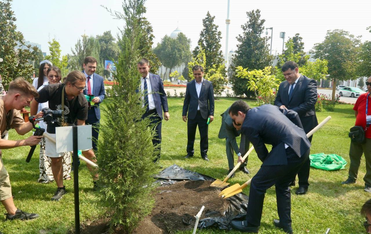 В Душанбе посадили деревья в рамках Первого международного экономического форума Центральной Азии. В мероприятии приняли участие спикер парламента Таджикистана Рустам Эмомали и представители из России, Узбекистана, Кыргызстана и Казахстана, сообщает пресс-служба мэрии.