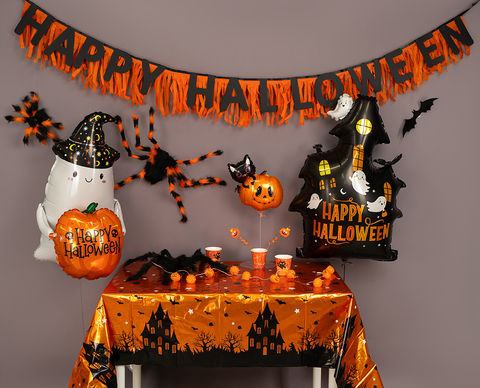 Продажи товаров к Хеллоуину в октябре выросли на 21 против 330 в 2024 году В числе популярных товаров маски паутина шарики тыквы накладные зубы и гирлянды Несмотря на снижение интереса к празднику рестораны продолжают устраивать тематические вечеринки Бизнес в России