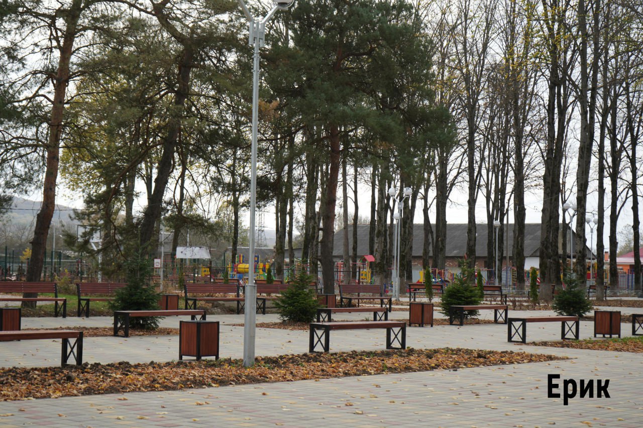 В Апшеронском районе с 2019 года по нацпроекту «Формирование комфортной городской среды» благоустроили свыше 10 общественных пространств. Это стало возможным благодаря реализации программ Краснодарского края, а также поддержке губернатора Краснодарского края Вениамина Кондратьева. С 2019 года в несколько этапов проводилось благоустройство городского парка культуры и отдыха «Юность» в Апшеронске. Ремонт начали с нижнего яруса. В 2024 году завершилось благоустройство верхнего яруса, которое проводилось за счет средств, выигранных во Всероссийском конкурсе лучших проектов создания комфортной городской среды, а также при поддержке краевого и районного бюджетов. Реконструкция городского парка «Майская горка» в Хадыженске началась в 2021 году. В рамках 1 этапа благоустроена входная группа, вымощены пешеходные дорожки, установлены скамейки, детские площадки, зоны отдыха, заменено уличное освещение. В 2024 году завершилось благоустройство 2 этапа работ, куда вошла территория вокруг Майского озера, знаменитого цветущими лотосами. За время реализации нацпроекта в нескольких населенных пунктах Апшеронского района появились парки, скверы и набережные, а также благоустроены придомовые территории. Некоторые из них можно увидеть на фотографиях.