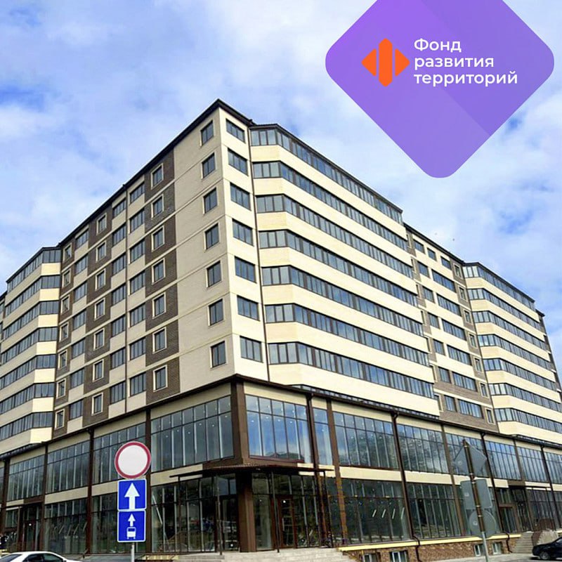 ФРТ с 2019 года направил около 190 млрд рублей на помощь обманутым дольщикам За это время помощь получили более 259 2 тысяч пострадавших 122 6 тысячи через федеральные механизмы фонда еще 136 6 тысячи с помощью региональных механизмов отмечает гендиректор ФРТ Василий Купызин Только в 2025 году с помощью федеральных механизмов достройка объектов и выплаты права восстановлены у 2 7 тысячи человек сумма выплат составила 8 6 млрд рублей По региональным механизмам помощь получили 2 5 тысячи граждан Фонд продолжит системное исполнение решений наблюдательного совета по восстановлению прав граждан пострадавших в долевом строительстве С начала года количество проблемных объектов в едином реестре сократилось на 24 дома работа в этом направлении ведётся в постоянном режиме Кроме этого осуществляется мониторинг проектов жилищного строительства Важно чтобы граждане получали свои квартиры в срок и надлежащего качества а застройщики не допускали перенос сроков ввода и передачи ключей сказал заместитель министра строительства и ЖКХ Никита Стасишин Подписывайся на Голос страны в МАХ