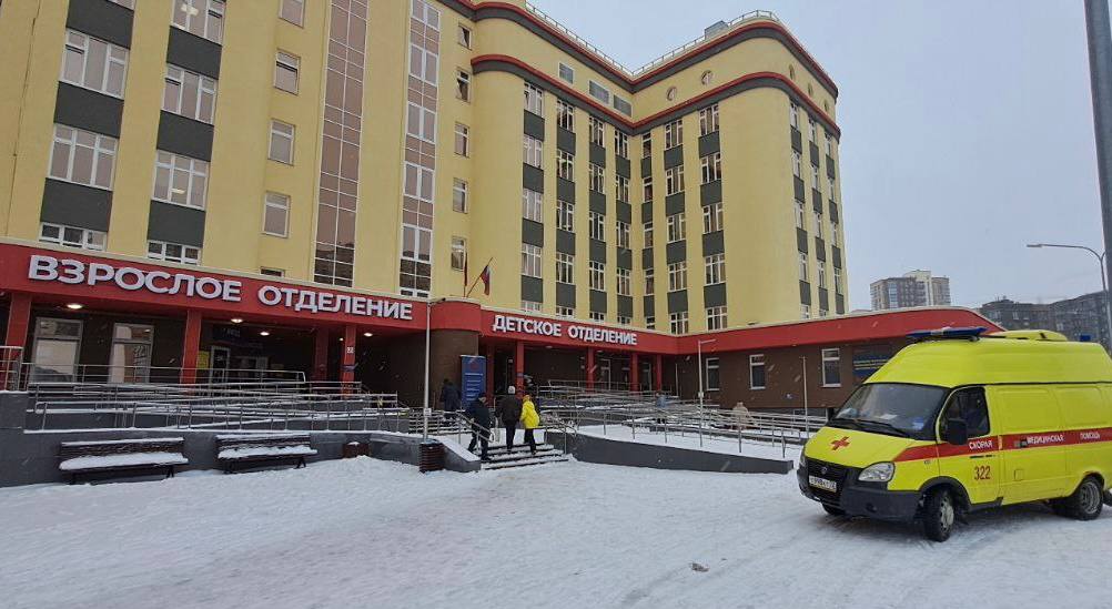 В Тюмени из за гололедицы резко увеличилось число обращений к травматологам За сутки в травматологический пункт ОКБ 2 обратились более 300 человек это в три раза больше чем обычно Из за увеличения числа пациентов 5 ноября было продлено время работы травмпунктов в пяти поликлиниках города Травматологи ОКБ 2 настоятельно рекомендуют в период гололедицы быть предельно внимательными и соблюдать простые меры предосторожности используйте обувь на устойчивой подошве с четким рельефным протектором Откажитесь от каблуков и кроссовок передвигайтесь по скользким участкам мелкими шагами не разговаривайте на ходу по мобильному телефону обходите замерзшие лужи участки с наклонной поверхностью и металлические крышки люков пожилым людям лучше использовать трость с противоскользящим наконечником или шипом на лестницах и при выходе из общественного транспорта держитесь за поручни Если падения избежать не удалось не вскакивайте резко Если чувствуете острую боль головокружение или не можете опереться на конечность не двигайтесь и немедленно позовите на помощь чтобы вызвать скорую медицинскую помощь по телефонам 103 или 112 Департамент здравоохранения Тюменской области Жители Тюмени могут получить медицинскую помощь при ушибах в любой поликлинике города независимо от прикрепления Врачи окажут необходимую помощь проведут осмотр и дадут рекомендации по дальнейшему лечению Обращайтесь за помощью сразу Не ждите окончания рабочего дня Чем раньше врач осмотрит ушиб тем быстрее и эффективнее пройдёт лечение а риск осложнений будет минимальным На фото поликлиника 5 города Тюмени В травматологическое отделение может обратиться любой пациент независимо от места прикрепления