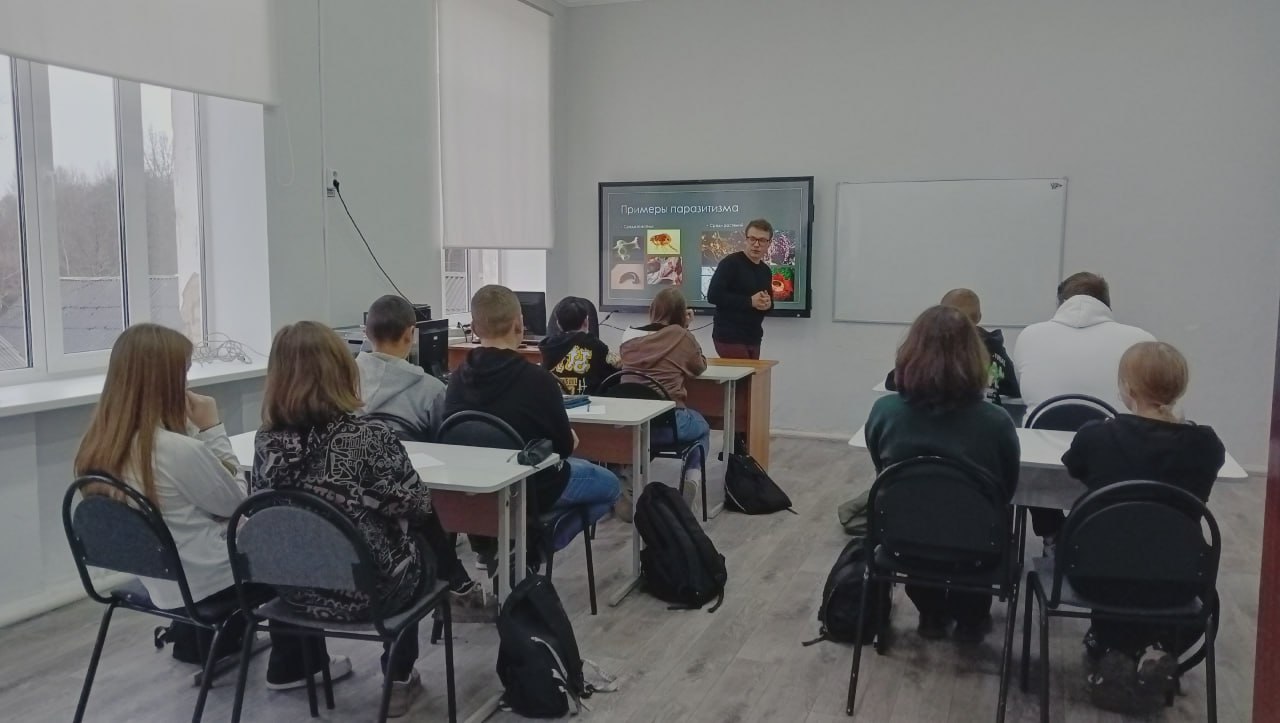 В Башовской школе Локнянского МО открыт агрокласс по направлению «Животноводство. Ветеринария». Реализацию профильной программы дополнительного образования обеспечивает сотрудничество с Великолукской сельскохозяйственной академией. Программа разработана совместно с академией, а руководитель агрокласса прошёл обучение в ГСХА. Преподаватели академии проводят практические занятия в школе и на кафедрах. Практические навыки обучающиеся осваивают на ферме молочного комплекса «МЕГА» в деревне Насва, изучая деятельность предприятия и взаимодействуя с его специалистами. Благодаря такому комплексному подходу ученики получают не только теоретические знания, но и практический опыт