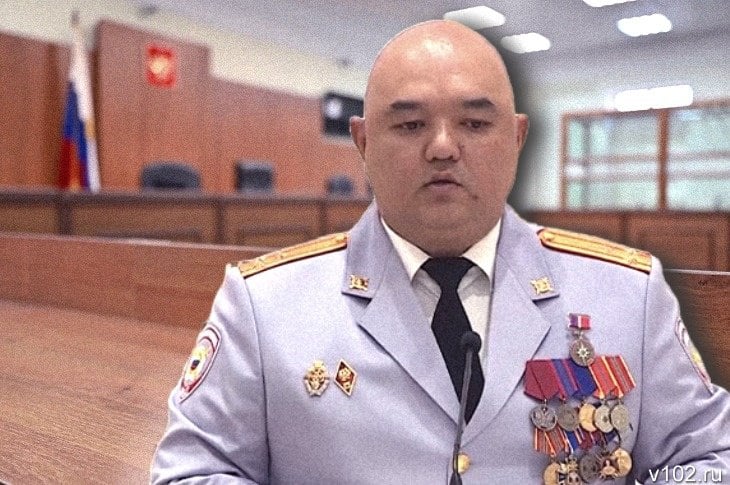 Суд Ставрополя отправил в СИЗО замначальника волгоградской полиции Тоймухамедова Он подозревается по ч. 3 ст. 159, ч. 4 ст. 159 УК РФ – мошенничество, совершенное группой лиц по предварительному сговору в крупном и особо крупном размере. Меру пресечения полицейскому избрали накануне, 18 мая. Отметим, что преступление, в котором подозревают замначальника волгоградской полиции по оперативной работе, было совершено им, вероятнее всего, еще в период его службы в Ставропольском крае. Со службой в Волгоградской области преступление, предварительно, никак не связано.