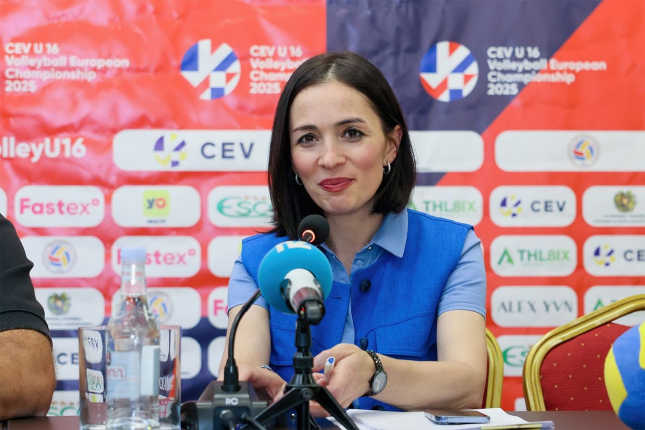 23 июля в Ереване стартует чемпионат Европы по волейболу среди юношей U16 Как сообщила в ходе совместной пресс-конференции с Генсеком Федерации волейбола РА Кареном Асмаряном глава МОНКС Жанна Андреасян, Перед приездом в Ереван команды прошли довольно серьезную конкуренцию. В Армению приедут сильнейшие команды. Нас ждет много захватывающих дней. Федерация приложила большие усилия, чтобы этот чемпионат прошел в Армении и прошел наилучшим образом.... ...С Федерацией обсуждается возможность создания «Школьной волейбольной лиги», поскольку одним из лучших способов популяризации игрового спорта является его популяризация среди школьников. В чемпионате Европы по волейболу среди юношей U16 примут участие делегации и 500 спортсменов из Франции, Польши, Италии, Венгрии, Латвии, Чехии, Турции, Болгарии, Испании, Украины, Австрии, Греции, Сербии, Словении и Румынии. Будет проведено 60 матчей, которые пройдут на базе учебно-спортивного комплекса «Газпром Армения» и спортзала «РАУ».
