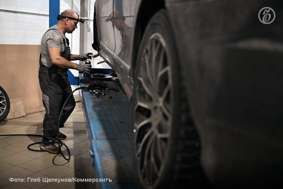 С 1 сентября МВД ужесточит контроль за техосмотром для борьбы с мошенничеством Полиция сможет быстрее блокировать мошенников продающих документы о якобы пройденном техосмотре Нарушители не смогут оформлять электронные диагностические карты на машины которые по факту нигде и никем не проверялись Одновременно с операторов ТО снимут обязанность фиксировать пробег автомобиля так как эти данные не влияют на оценку технического состояния Ежегодно в России оформляется более 9 млн диагностических карт 64 из которых для легковых автомобилей Инициатива направлена на повышение прозрачности системы и снижение негативной реакции со стороны бизнеса и общества Подписывайтесь на Ъ в Telegram в MAX Оставляйте бусты